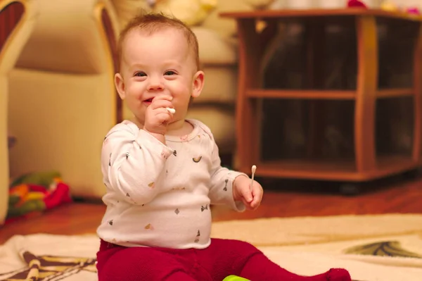 Małe Dziecko Siedzi Podłodze Pokoju Grając Pałkami Uszy — Zdjęcie stockowe