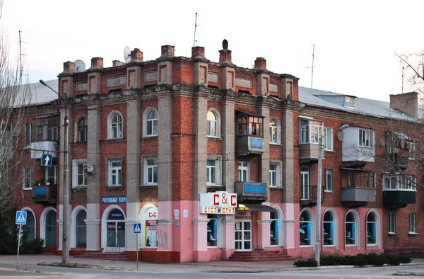 Het gebouw aan het centrale plein in Severodonetsk, regio Luhansk, Oekraïne. Avond stadsgezicht zonsondergang. — Stockfoto