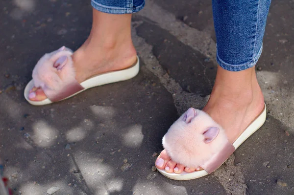 asfalt kulakları ile güzel kabarık pembe terlik