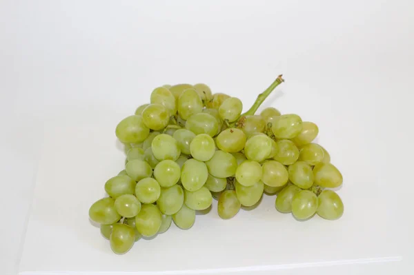 Isolated bunch of grapes on a plate — Stock Photo, Image