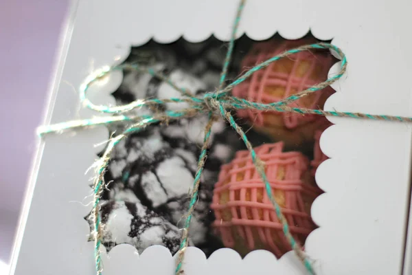 White box with a transparent cover, tied with a rope, with cookies on a rose background. A gift for Valentine's Day, Mother's Day, Birthday — Stok fotoğraf