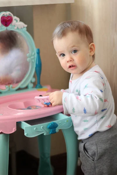 Egy kisgyermek játszik előtt egy játék tükör a gyerekszobába — Stock Fotó