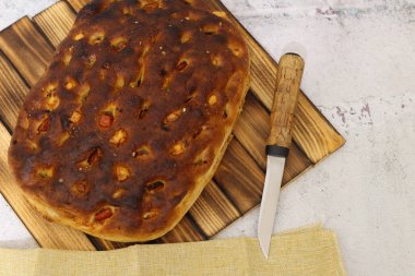 Peynir, domates ve otlar ile İtalyan ekmeği. Masada Focaccia.