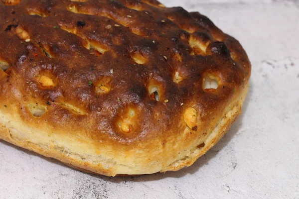 Pane italiano con formaggio, pomodori ed erbe aromatiche. Focaccia sul tavolo . — Foto Stock