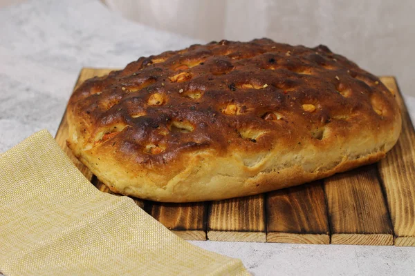 Pain italien au fromage, tomates et herbes. Focaccia sur la table . — Photo