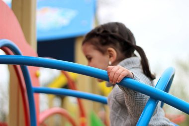 çocuk oyun alanında boruların mavi kaynaklı inşaat tırmanıyor