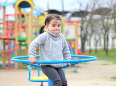 çocuk oyun alanında atlıkarınca üzerinde sürmek