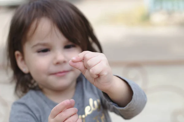 Primer plano retrato de pequeña linda chica emocional con coletas en una chaqueta de mezclilla —  Fotos de Stock