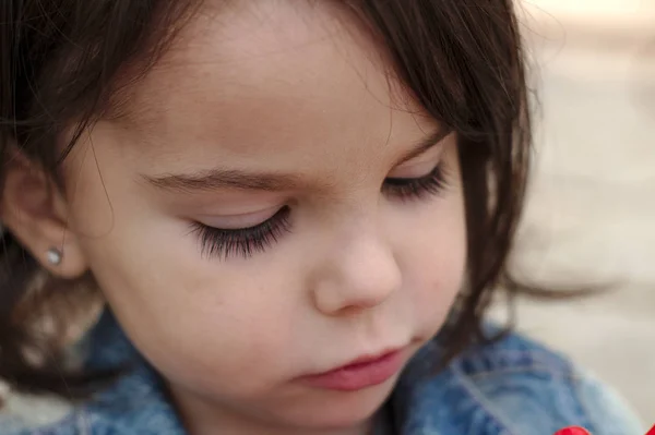 Primer plano retrato de pequeña linda chica emocional con coletas en una chaqueta de mezclilla —  Fotos de Stock