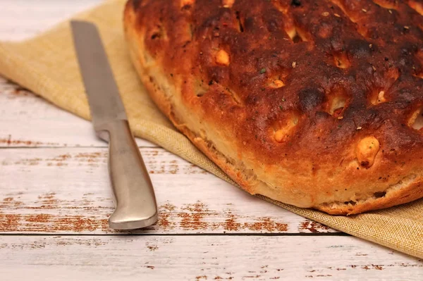 Pane italiano con formaggio, pomodori ed erbe aromatiche. Focaccia sul tavolo . — Foto Stock