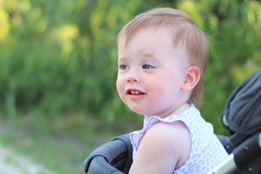 kolsuz gömlekli bebek arabasında küçük, güzel, gülümseyen, sevimli kızıl saçlı bebek