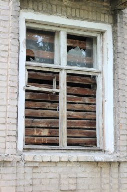 Ukrayna'da Donbass eski bir tuğla bina tahtalı pencere nin bir atış kırdı