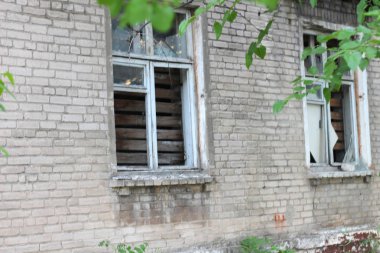 Ukrayna'da Donbass eski bir tuğla bina tahtalı pencere nin bir atış kırdı