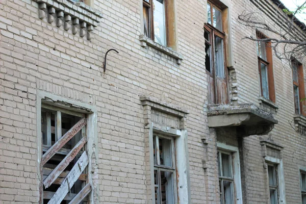 Sloeg een schot van een oude bakstenen gebouw eiken vloerdelen ramen op de Donbass in Oekraïne — Stockfoto