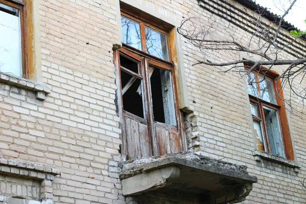 Έσπασε ένα πλάνο από ένα παλιό μπαλκόνι κτίριο τούβλο στο Donbass στην Ουκρανία — Φωτογραφία Αρχείου