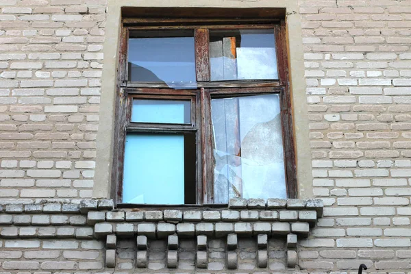 Ukrayna'da Donbass eski bir tuğla bina tahtalı pencere nin bir atış kırdı — Stok fotoğraf
