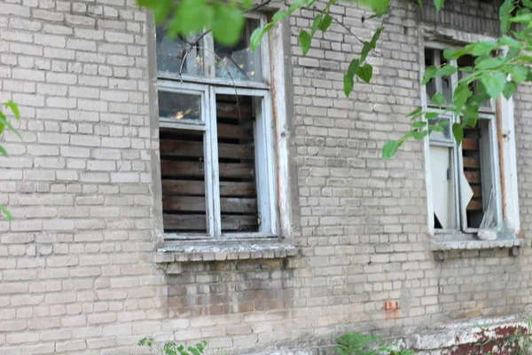 Smashed a shot of an old brick building planked window at the Donbass in Ukraine — Stock Photo, Image