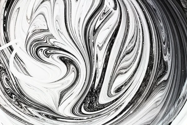 Abstracte beeld menging van twee kleuren. De textuur van de cirkels van witte en zwarte verf — Stockfoto