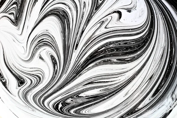 Abstracte beeld menging van twee kleuren. De textuur van de cirkels van witte en zwarte verf — Stockfoto