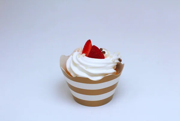 Cupcake close-up com chantilly ovos creme decorado bolas de morango e chocolate frescos no fundo branco. Isolar — Fotografia de Stock