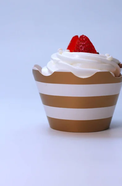 白い背景に新鮮なイチゴとチョコレートボールを飾ったホイップエッグクリームのクローズアップカップケーキ。分離 — ストック写真
