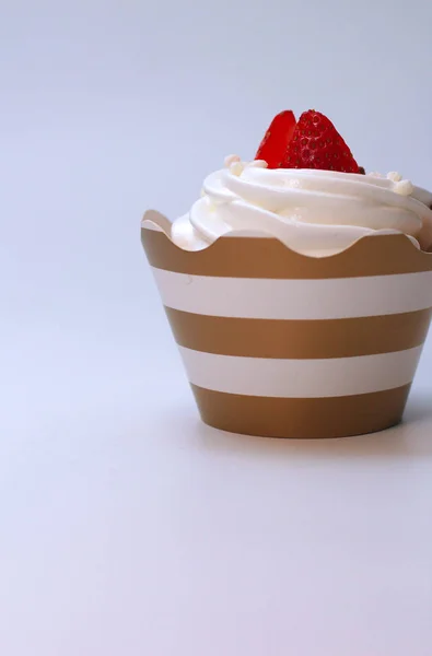 白い背景に新鮮なイチゴとチョコレートボールを飾ったホイップエッグクリームのクローズアップカップケーキ。分離 — ストック写真