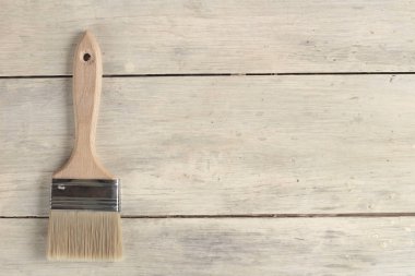 Eski beyaz vintage ahşap tahta masa üzerinde boya fırçası. Metin veya logo için yer