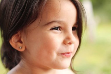 parkta açık havada sevimli bir küçük neşeli kız portresi