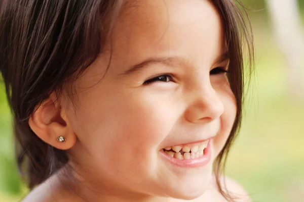 Retrato de una linda niña alegre en el parque al aire libre —  Fotos de Stock