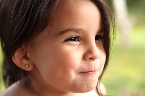 Retrato de uma linda menina alegre no parque ao ar livre — Fotografia de Stock