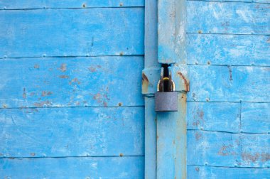 Asma kilitli eski mavi ahşap tahta kapı.