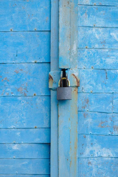 Puerta de madera azul vieja con candado . —  Fotos de Stock