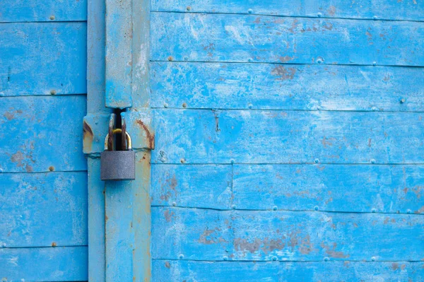 Puerta de madera azul vieja con candado . —  Fotos de Stock