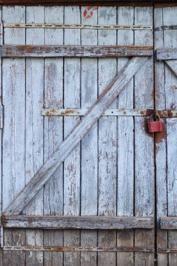 Asma kilitli eski gri ahşap tahta kapı.