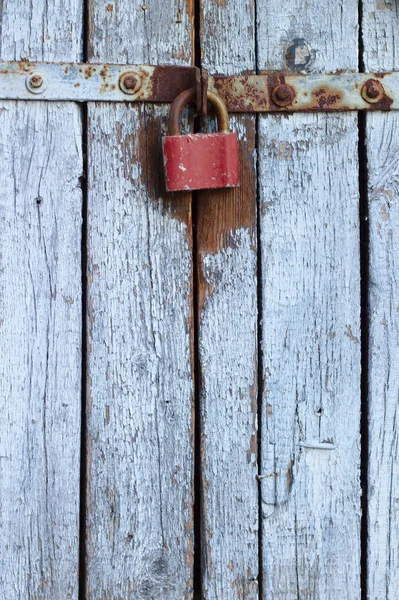 Puerta de madera gris vieja con candado . —  Fotos de Stock