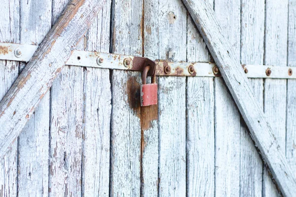 Puerta de madera gris vieja con candado . —  Fotos de Stock