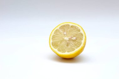 Taze, olgun, izole, sulu beyaz bir arka plan üzerinde limon ikiye bölünmüş. Stüdyo makro çekimi