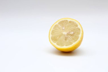 Taze, olgun, izole, sulu beyaz bir arka plan üzerinde limon ikiye bölünmüş. Stüdyo makro çekimi