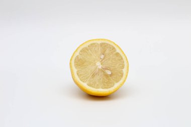 Taze, olgun, izole, sulu beyaz bir arka plan üzerinde limon ikiye bölünmüş. Stüdyo makro çekimi