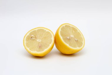 Taze, olgun, izole, sulu beyaz bir arka plan üzerinde limon ikiye bölünmüş. Stüdyo makro çekimi