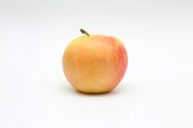 Beyaz arka planda izole tek sarı-turuncu-kırmızı elma. Stüdyo makro çekimi