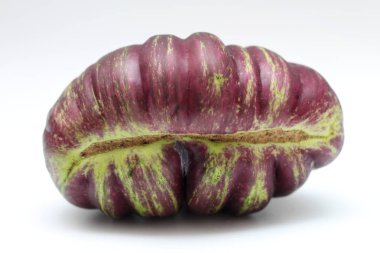 Taze beyaz arka plan üzerinde grafiti patlıcan veya patlıcan alışılmadık şekli izole. Kırpma yolu