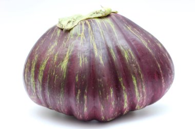 Taze beyaz arka plan üzerinde grafiti patlıcan veya patlıcan alışılmadık şekli izole. Kırpma yolu