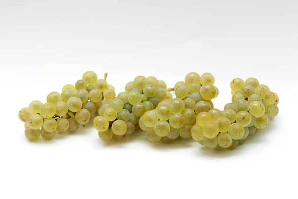 Cacho verde isolado de uvas em um fundo branco — Fotografia de Stock