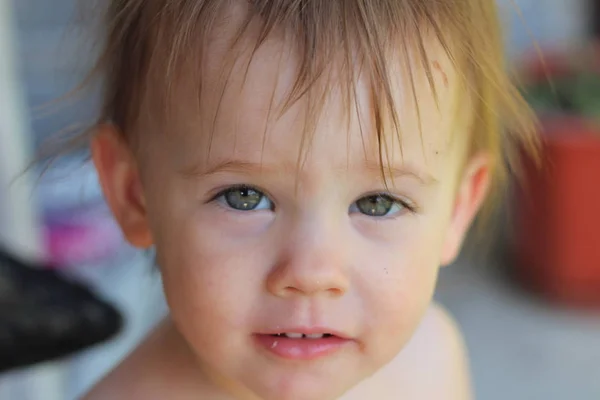Kis fehér töprengő gyermek kusza haj ruha nélkül — Stock Fotó