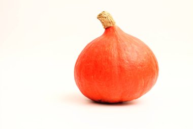 Beyaz arka planda izole edilmiş kırmızı kuri kabağı. Kenarları olmayan küçük bir balkabağının yan görüntüsü.