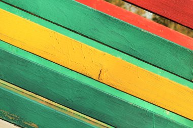 Çivili tahtaların yüzeyi yeşil, sarı ve kırmızıya boyanmış. Arkaplan resmi