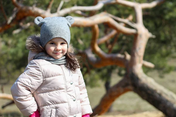 Lindo Bebé Preescolar Ropa Abrigo Sobre Fondo Difuminado Árbol Propagación — Foto de Stock