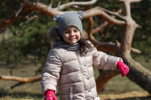 Lächelnde Kleine Vorschulmädchen Einer Warmen Jacke Auf Einem Hintergrund Aus — Stockfoto