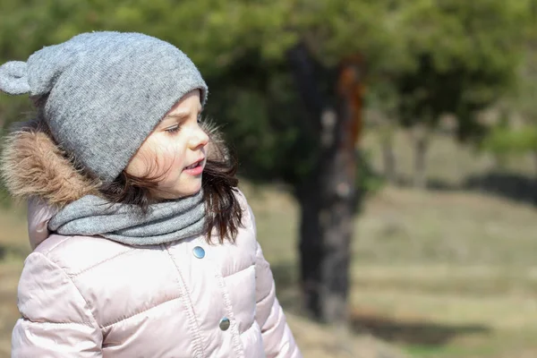 Una Niña Linda Sombrero Con Orejas Una Bufanda Encuentra Fondo —  Fotos de Stock